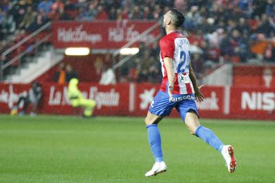 Álex Pérez se lamenta en el Sporting-Mälaga (Foto: Luis Manso).