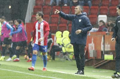 Muñiz da instrucciones durante el Sporting-Málaga de la primera vuelta (Foto: Luis Manso).