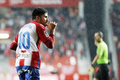 Carmona celebra uno de sus goles en el Sporting-Málaga (Foto: Luis Manso).