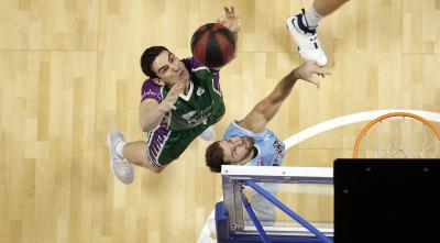 Suárez pugna por un rebote (Foto: ACB Photo / M. Pozo).