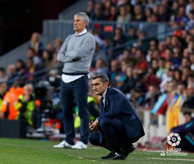 Ernesto Valverde, con Quique Setién de fondo, en el Barça-Betis (Foto: LaLiga).