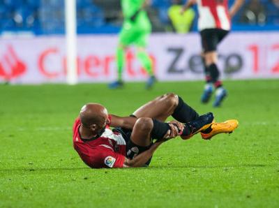 Mikel Rico se duele tras el golpe sufrido en el tobillo en Riazor (Foto: Athletic Club)