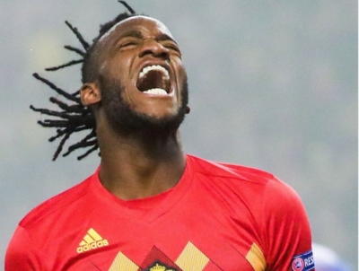 Michy Batshuay celebra un gol con Bélgica