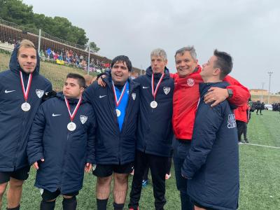 Los jugadores del Fundación Málaga CF EDI posan con sus medallas (Foto: Fundación MCF).