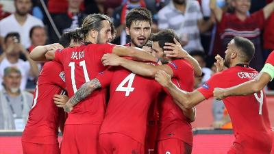 Okay Yokuslu, junto a sus compañeros, en un partido de Turquía (Foto: @RCCelta).