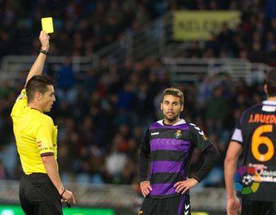 Carlos del Cerro Grande muestra amarilla a Fausto Rossi en Anoeta.