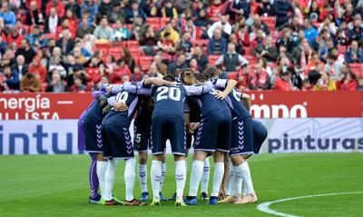 Los jugadores del Real Valladolid hacen piña antes del partido contra el Sevilla (Foto: Kiko Hurtado).