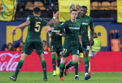 Giovani Lo Celso celebra su gol junto a Bartra.