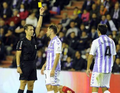 Adrián Cordero Vega muestra amarilla a Míchel Herrero ante el RCD Espanyol (Foto: LaLiga).