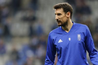 Toché, en el calentamiento previo al partido del Real Oviedo (Foto: Luis Manso)