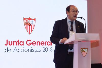 José Castro contesta a los accionistas. (Foto: Kiko Hurtado).