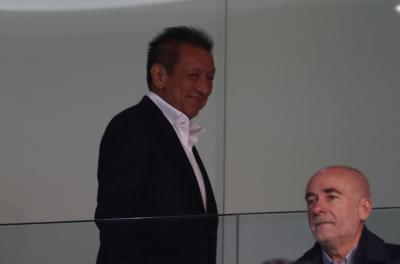 Peter Lim sonríe en el Valencia-Sevilla. (Foto: David González)