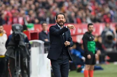 Pablo Machín da instrucciones en el partido ante el Girona (Foto: Kiko Hurtado).
