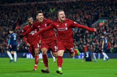 Shaqiri, Firmnino y Wijnaldum celebran un gol del suizo. 
