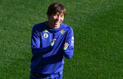 Takashi Inui, en un entrenamiento del Betis (Foto: Kiko Hurtado).