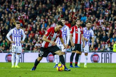 Aritz Aduriz se dispone a lanzar el penalti frente a la portería de Masip (Foto: Edu del Fresno).