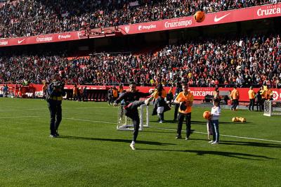 Regalo de Roque Mesa al sevillismo en el entrenamiento del viernes (Foto: Kiko Hurtado).