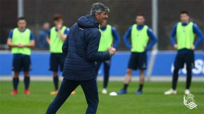 Imanol Alguacil da órdenes en un entrenamiento (Foto: Real Sociedad)