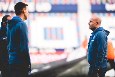 Paco López charla con sus asistentes. (Foto: Levante UD)