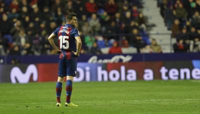 Postigo se lamenta durante el partido. (Foto: Levante UD)