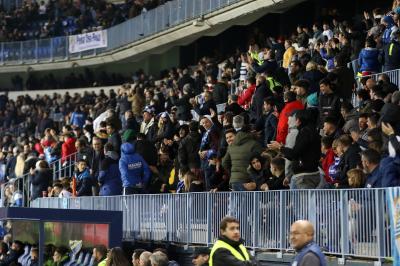 Un sector de la grada en el tramo final del partido.