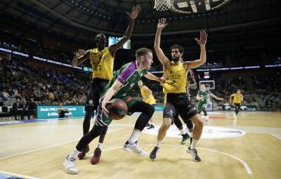 Wiltjer intenta penetrar a la canasta del Iberostar Tenerife (Foto: ACB Photo/ M.Pozo).