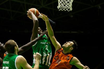 El bético Mamadou Samb lanza a canasta (foto: RBB).