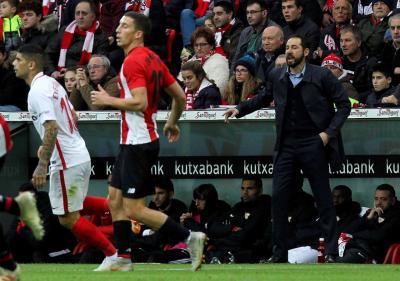 Machín, dando órdenes ante el Athletic.
