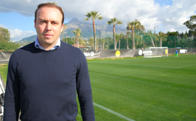 Joris Mathijsen, posando para ElDesmarque en Marbella (Foto: Daniel Marín).