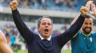 Cervera, celebrando el ascenso en Alicante.