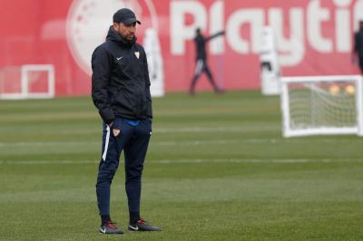 Pablo Machín , en un entrenamiento del Sevilla. (Foto: Kiko Hurtado).