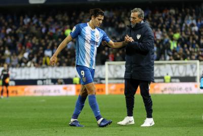 Blanco Leschuk se marcha acompañado del médico del club, Daniel Rosado. 