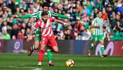 Barragán presiona a Portu durante el Betis-Girona (Foto: Kiko Hurtado).