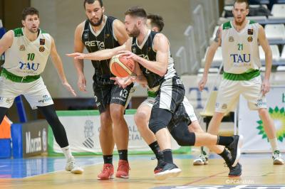 Osvaldas Matuolionis protege el balón ante la defensa de un jugador del TAU Castelló (Foto: Pascual Candido)