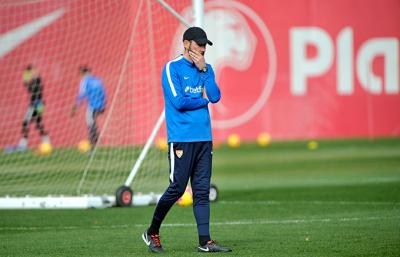 Pablo Machín, pensativo en el entrenamiento de este jueves. 