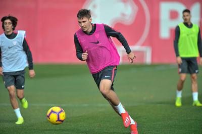 Wöber, entrenando con el Sevilla (Foto: Kiko Hurtado).