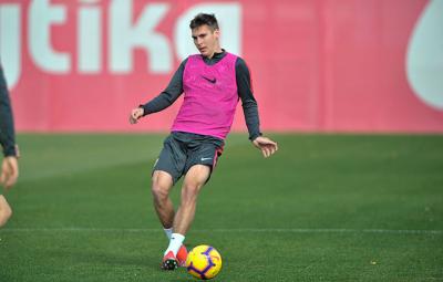 El central Maximilian Wöber con la pelota.
