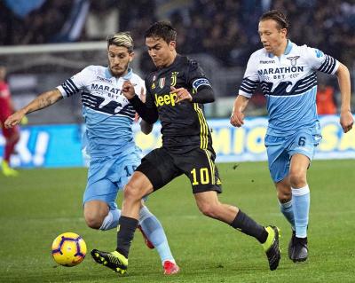 Luis Alberto pelea con Dybala en el Lazio-Juventus.