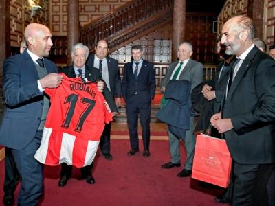 Elizegi obsequió a Rubiales con una camiseta rojiblanca serigrafiada con su nombre y el '17' (Foto: Athletic Club).