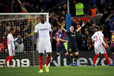 Penalti parado por Cillessen ante el Sevilla.