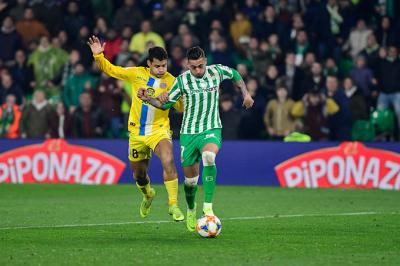 Sergio León se marcha de Rosales en el Betis-Espanyol (Foto: Kiko Hurtado).