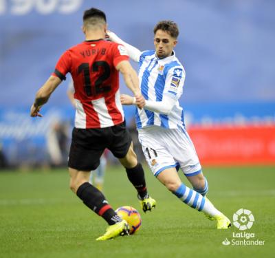 Januzaj pugna con Yuri por un balón en el derbi vasco (Foto: LaLiga).