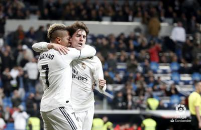 Celebración de Mariano y Odriozola en el 3-0 del Real Madrid al Alavés (Foto: LaLiga Santander).