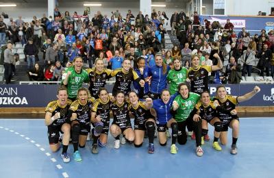 Las jugadoras del Bera Bera celebran el triunfo (Foto:Bera Bera)