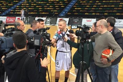 Javi Salgado atiende a los medios en Miribilla (Foto: Bilbao Basket).