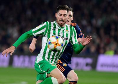 Javi García protege la pelota (foto: Kiko Hurtado).