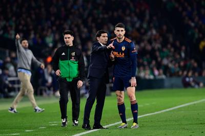 Piccini habla con Marcelino. (Foto: Kiko Hurtado)