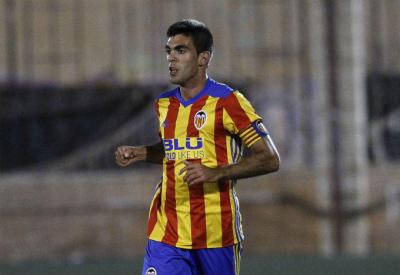 Salva Ruiz jugando en el Valencia CF Mestalla. (Foto: David González)