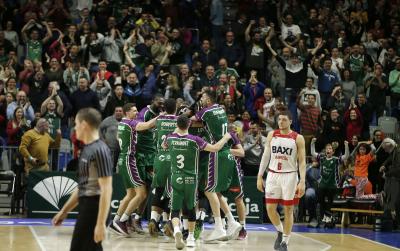 El equipo celebra la canasta de Wiltjer (Foto: ACB Photo). 