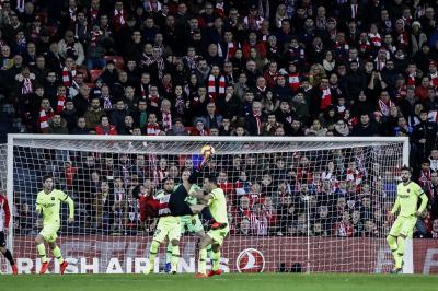 Raúl García intenta una tijereta sobre el marco de Ter Stegen (Foto: Edu del Fresno).
